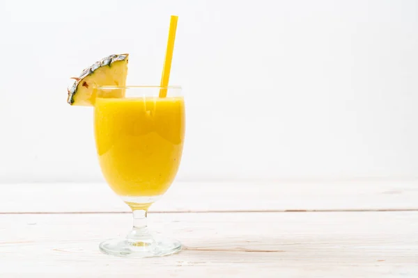 Vaso de batido de piña fresca en la mesa de madera — Foto de Stock