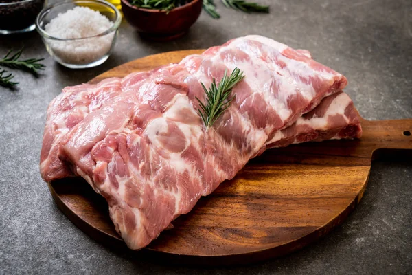 Taze çiğ domuz kaburgası. 