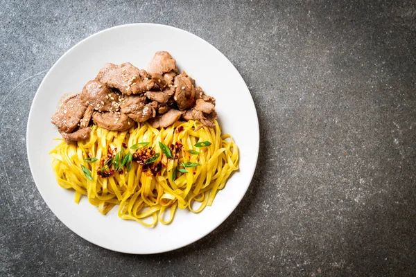 domuz eti ile Asya tavada kızartılmış erişte