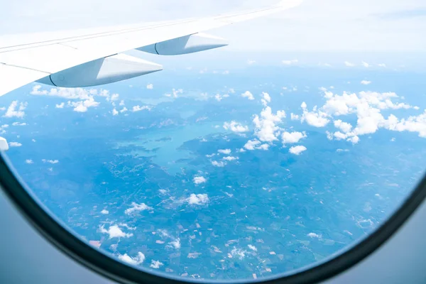 Bella vista sul cielo dal finestrino dell'aereo — Foto Stock