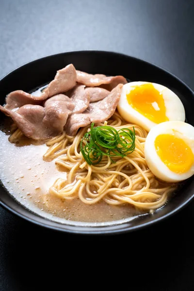 Mie ramen tonkotsu dengan daging babi dan telur — Stok Foto