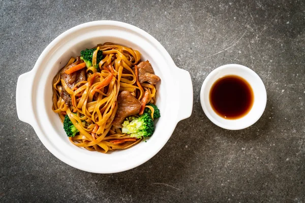 domuz ve sebze ile kızarmış erişte