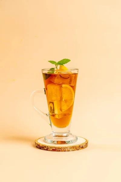 Vaso de té de limón helado —  Fotos de Stock