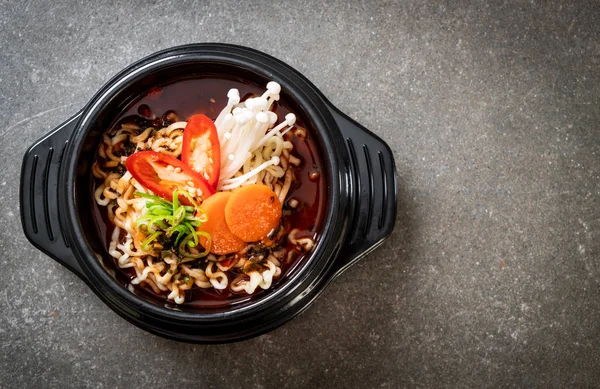 siyah kase Kore anlık erişte