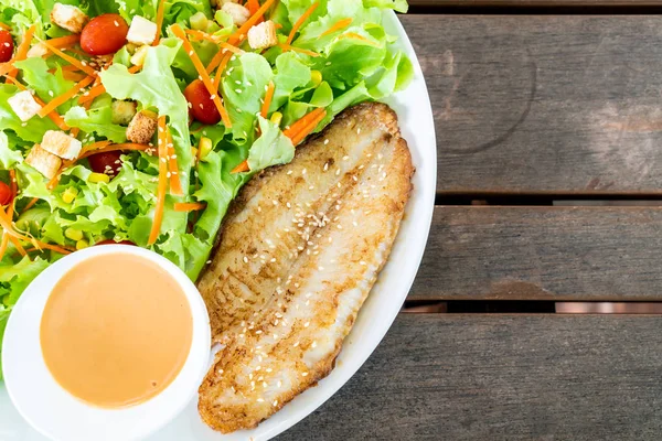 Салат с филе жареной рыбы — стоковое фото