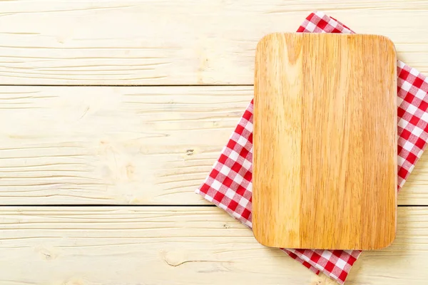 Empty cutting wooden board with kitchen cloth — Stock Photo, Image