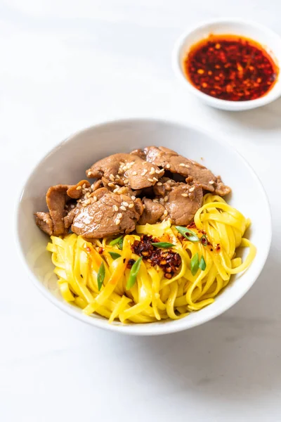 domuz eti ile Asya tavada kızartılmış erişte