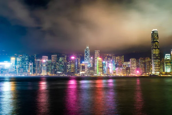 夜、ライトアップで香港市街のスカイライン — ストック写真