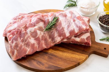 Taze çiğ domuz kaburgası. 