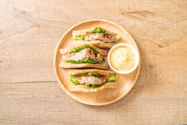 Ev yapımı ton balıklı sandviç 