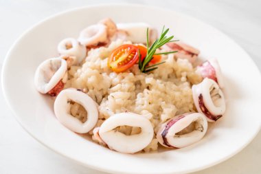 Kalamarlar veya ahtapot risotto