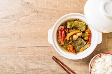 Acı kabak ve domuz eti ile korunmuş hardal yeşil çorba 