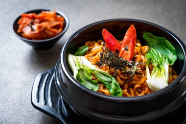 sebze ve kimchi Koreli anlık erişte