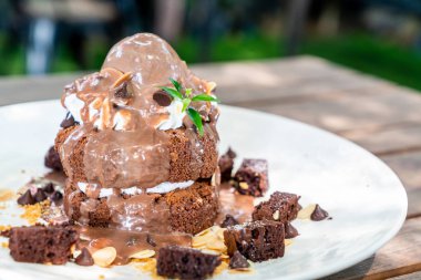 çikolatalı dondurma ve kek ile çikolata pancake