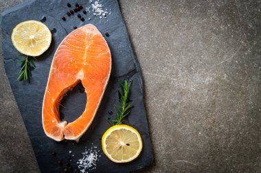 taze çiğ somon fileto biftek