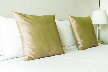 Yatak odasının iç tarafında yastık ve yatak dekorasyonu.