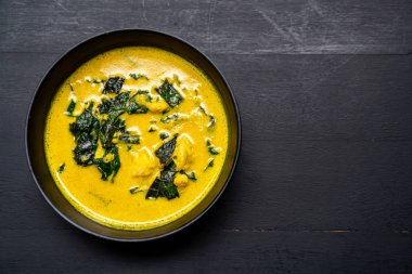 Yengeç ve hindistan cevizi sütü ile Tay köri çorbası