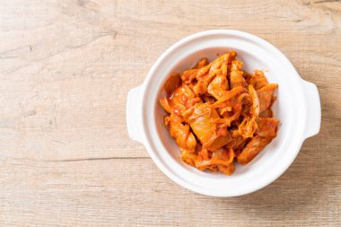 kimchi ile tavada kızartılmış domuz eti