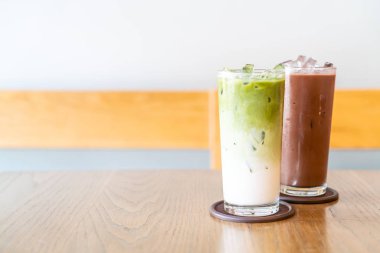 süt ve buzlu çikolata ile buzlu matcha yeşil çay 