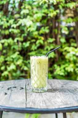 buzlu matcha yeşil çay bardağı masanın üzerine