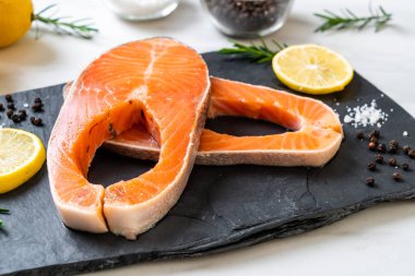 taze çiğ somon fileto biftek