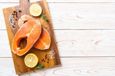 taze çiğ somon fileto biftek