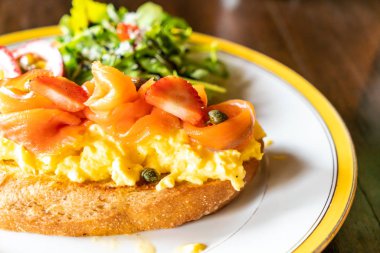 Kızarmış kek yumurta ile somon füme