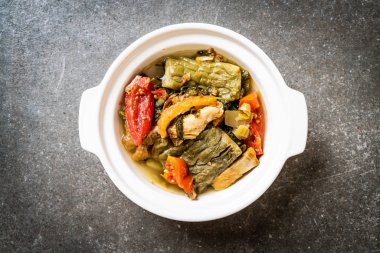 Acı kabak ve domuz eti ile korunmuş hardal yeşil çorba 