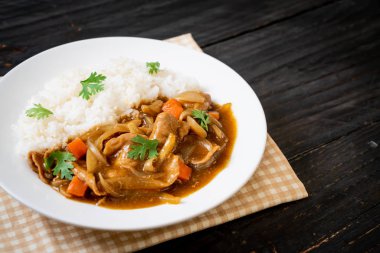 Japon köri pirinç dilimlenmiş domuz eti, havuç ve soğan ile