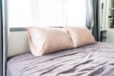 Yatakta rahat yastık 