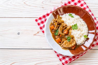 Japon köri pirinç dilimlenmiş domuz eti, havuç ve soğan ile