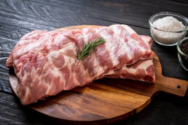 Taze çiğ domuz kaburgası. 