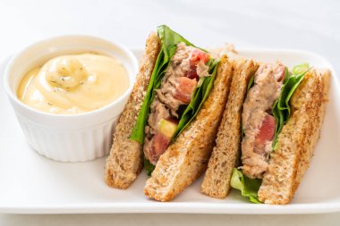 Ev yapımı ton balıklı sandviç 