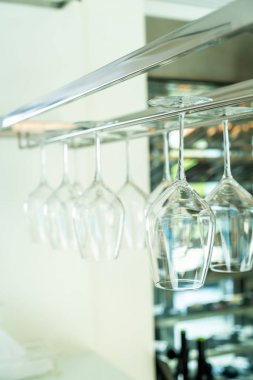 barda cam çizgi asılı