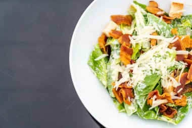 Beyaz tabakta Sezar salatası