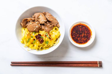 domuz eti ile Asya tavada kızartılmış erişte