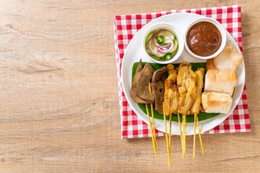 Fıstık sosu ve turşu ile domuz Satay cucumbe olan