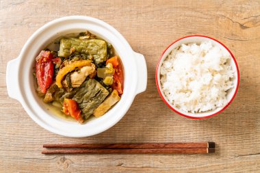 Acı kabak ve domuz eti ile korunmuş hardal yeşil çorba 