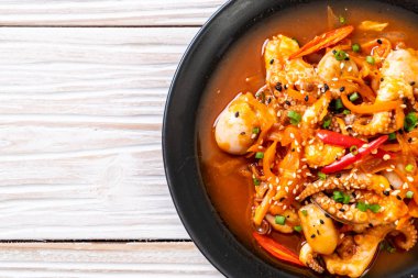 tavada kızartılmış ahtapot veya kalamar Kore baharatlı hamur (osam bulgog ile