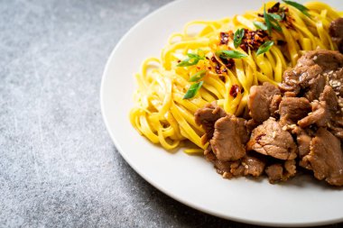 domuz eti ile Asya tavada kızartılmış erişte