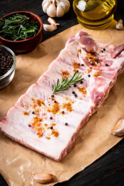Taze çiğ Domuz kaburga kavurma için hazır 