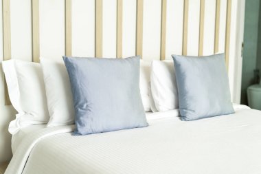 Yatak odasının iç tarafında yastık ve yatak dekorasyonu.