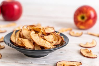 Ev yapımı kurutulmuş organik elma dilimli