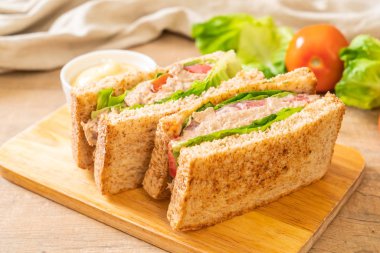 Ev yapımı ton balıklı sandviç 