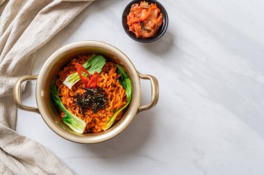 sebze ve kimchi Koreli anlık erişte