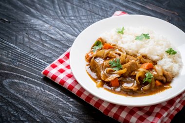 Japon köri pirinç dilimlenmiş domuz eti, havuç ve soğan ile