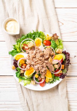 Sebze salatası ve yumurta ile tuna