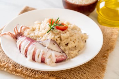 Kalamarlar veya ahtapot risotto