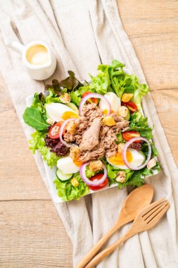 Sebze salatası ve yumurta ile tuna