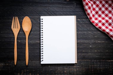 metin Not kopya sapce ile ahşap yüzeyde için boş defter